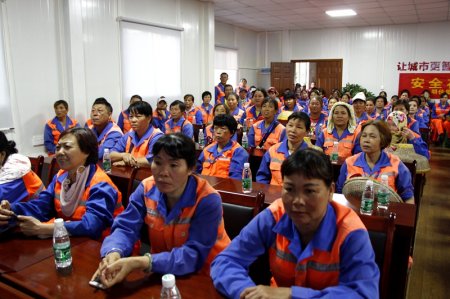 集團(tuán)公司黨支部組織一線員工集中觀看《厲害了，我的國》